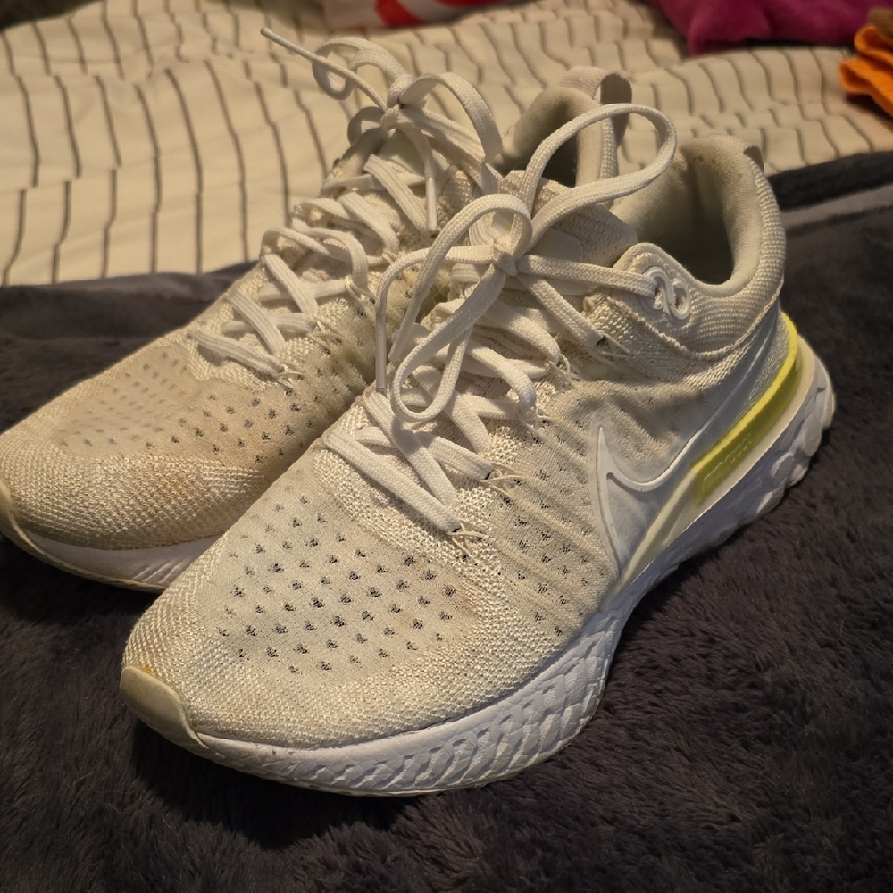 Nike Women's White and Yellow Athletic Shoes